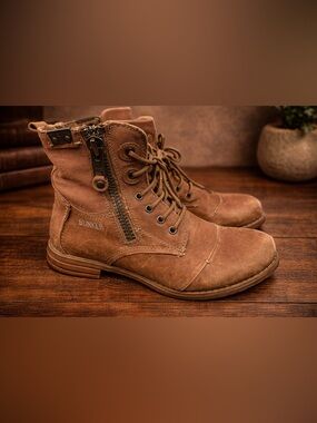 Bunker brand military-style women's ankle boots size 8